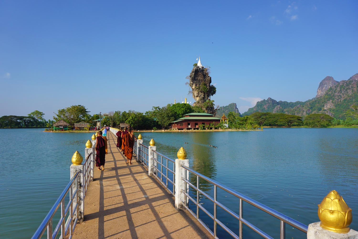 Kyaut-Ka-Latt-Pagoda-Hpa-An-Myanmar