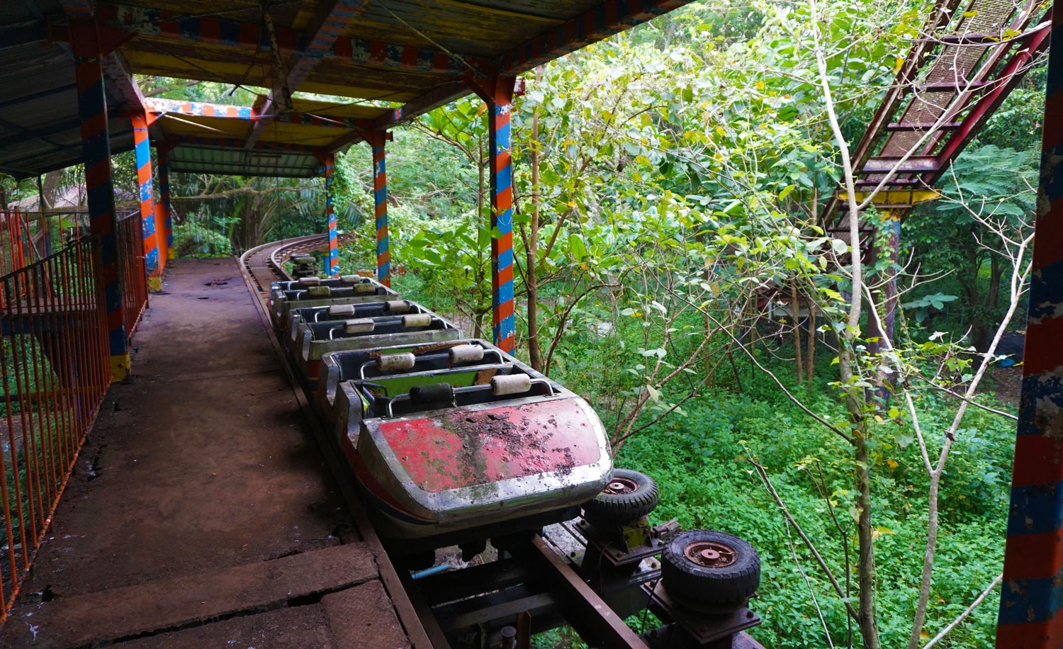 Verlaten pretpark Yangon abandoned amusement park
