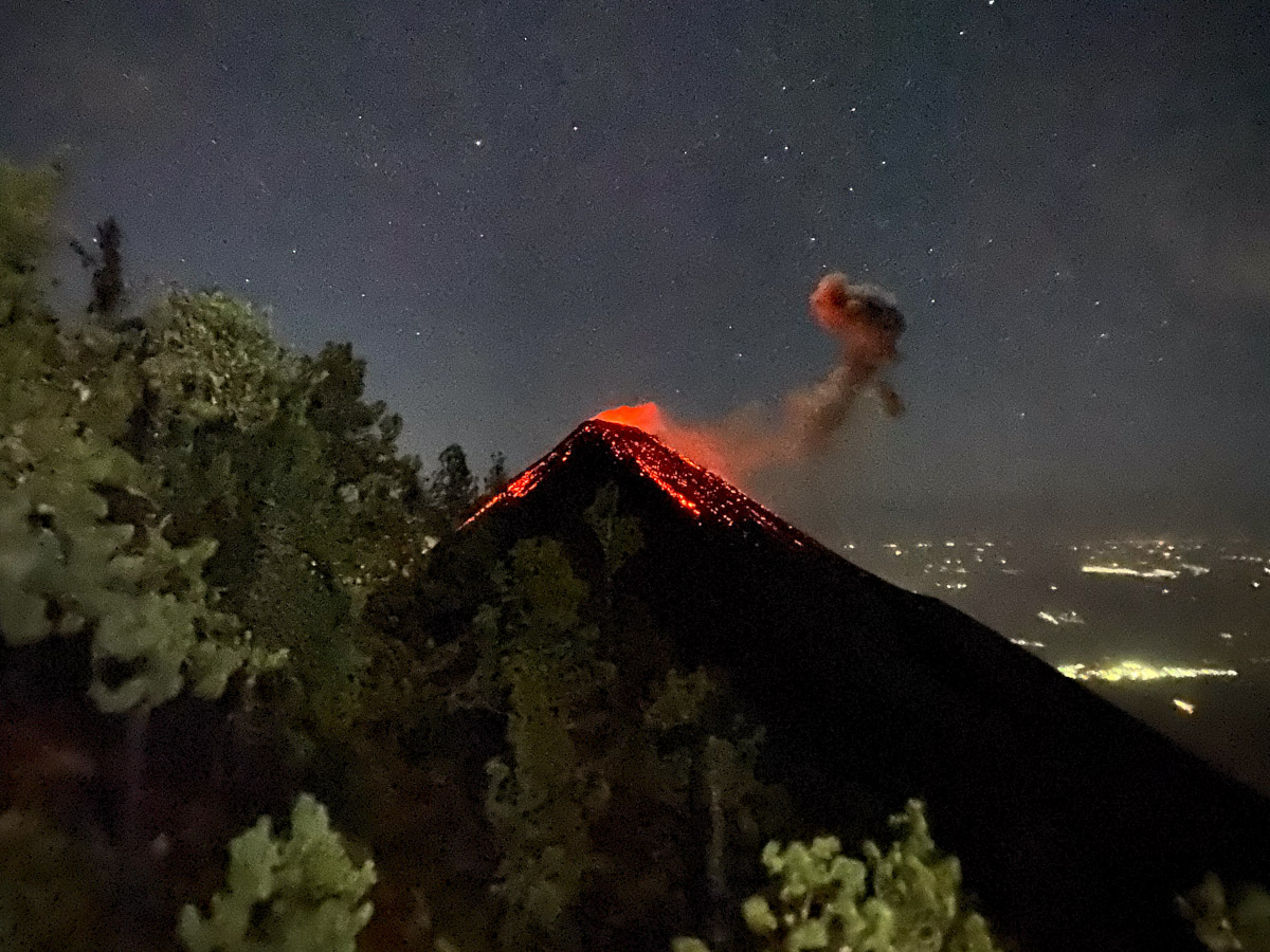 Uitbarstende Acatenango vulkaan